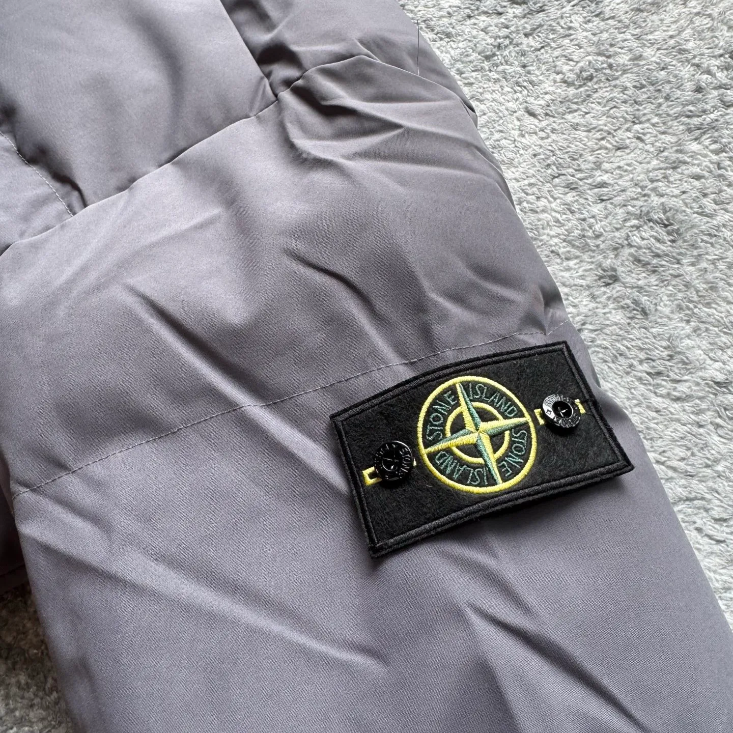 P280 Stone Island New nylon zipper outdoor functional stand-up collar cotton jacket Stone Island 23FW new product recommendation Classic nylon stand-up collar cotton jacket Short loose silhouette Suitable for various body types Specially treated nylon fabric Waterproof and anti-fouling Classic armband embellishment on the arms Customized buttons Complete with three-label hangtags Hand-stuffed down cotton inside Full and stylish Highly warm and OEM quality Factory OEM quality Exquisite workmanship Black and gray recommended Suitable for both men and women Color: Black Gray Size: M-2XL Length Bust Shoulder Width Sleeve Length M 74 128 60 60 L 76 132 62 61 XL 78 136 64 62 2XL 80 140 66 63